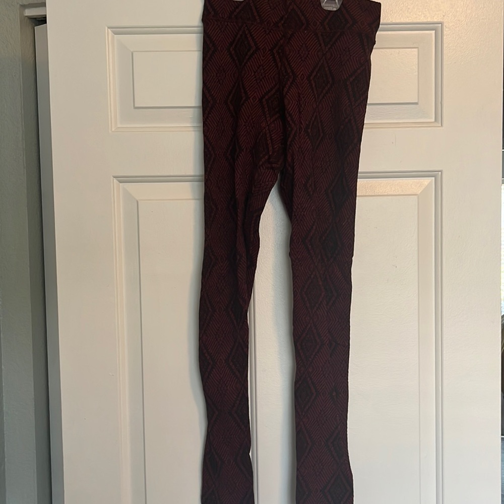 Women’s leggings, size M, knit, black/maroon pattern